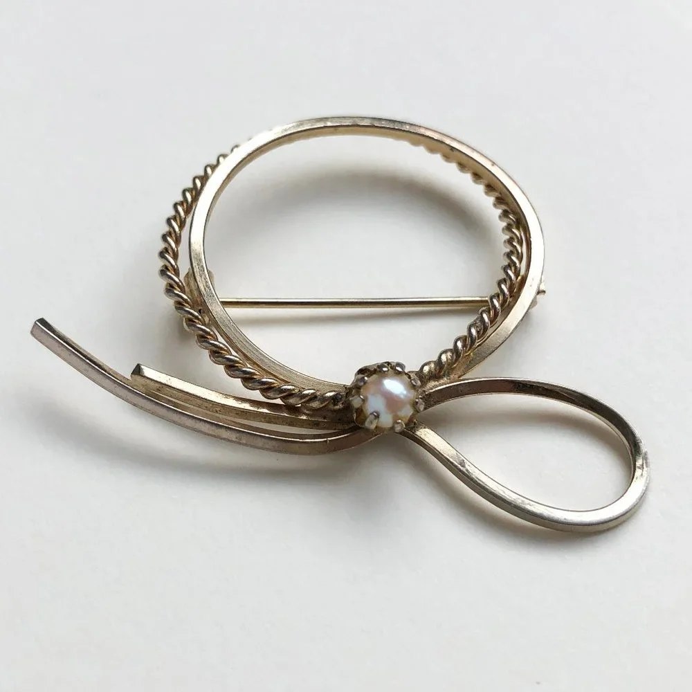 Elegant round brooch for women, pearl bow lapel brooch